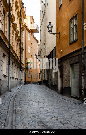 Schweden malerische Kopfsteinpflasterstraße im malerischen Gamla Stan, Stockholms ältestem Viertel. Stockfoto