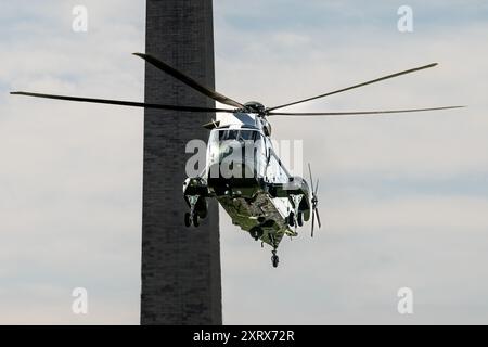 Washington, Usa. August 2024. Der Präsident und die First Lady fliegen am Washington Monument vorbei, während sie mit der Marine One zum Weißen Haus in Washington, DC zurückkehren (Foto: Michael Brochstein/SIPA USA) Credit: SIPA USA/Alamy Live News Stockfoto