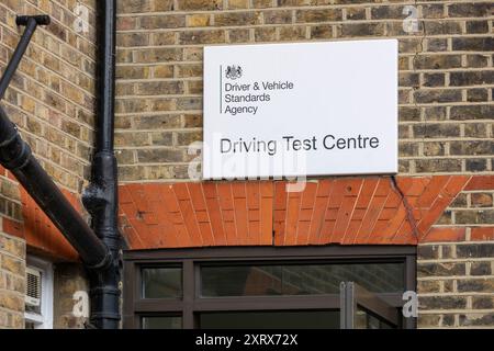 Brentwood Essex 12. August 2024 es gibt zunehmende Verzögerungen bei Fahrtests in Großbritannien. In Brentwood, Essex, beträgt die durchschnittliche Wartezeit 24 Wochen. Dies verursacht erhebliche Schwierigkeiten und Kosten für Lernende Fahrer, es wird berichtet, dass einige Unternehmen Bot-Technologie verwenden, um Buchtests zu blockieren, die dann mit einem beträchtlichen Gewinn weiterverkauft werden. Quelle: Ian Davidson/Alamy Live News Stockfoto