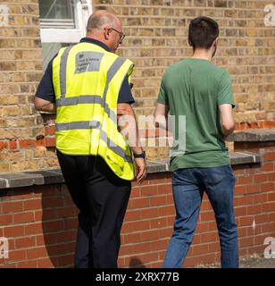 Brentwood Essex 12. August 2024 es gibt zunehmende Verzögerungen bei Fahrtests in Großbritannien. In Brentwood, Essex, beträgt die durchschnittliche Wartezeit 24 Wochen. Dies verursacht erhebliche Schwierigkeiten und Kosten für Lernende Fahrer, es wird berichtet, dass einige Unternehmen Bot-Technologie verwenden, um Buchtests zu blockieren, die dann mit einem beträchtlichen Gewinn weiterverkauft werden. Ein Prüfer für Fahrprüfungen und Fahrer, Credit: Ian Davidson/Alamy Live News Stockfoto