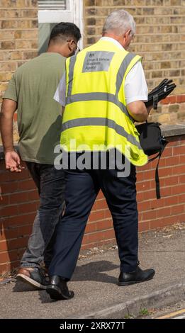 Brentwood Essex 12. August 2024 es gibt zunehmende Verzögerungen bei Fahrtests in Großbritannien. In Brentwood, Essex, beträgt die durchschnittliche Wartezeit 24 Wochen. Dies verursacht erhebliche Schwierigkeiten und Kosten für Lernende Fahrer, es wird berichtet, dass einige Unternehmen Bot-Technologie verwenden, um Buchtests zu blockieren, die dann mit einem beträchtlichen Gewinn weiterverkauft werden. Ein Prüfer für Fahrprüfungen und Fahrer, Credit: Ian Davidson/Alamy Live News Stockfoto