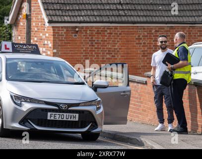 Brentwood Essex 12. August 2024 es gibt zunehmende Verzögerungen bei Fahrtests in Großbritannien. In Brentwood, Essex, beträgt die durchschnittliche Wartezeit 24 Wochen. Dies verursacht erhebliche Schwierigkeiten und Kosten für Lernende Fahrer, es wird berichtet, dass einige Unternehmen Bot-Technologie verwenden, um Buchtests zu blockieren, die dann mit einem beträchtlichen Gewinn weiterverkauft werden. Ein Prüfer und Fahrlehrer für Fahrprüfungen, Credit: Ian Davidson/Alamy Live News Stockfoto