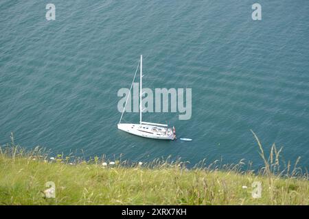 Eine Segelyacht vor der Küste auf der isle of wight. Stockfoto