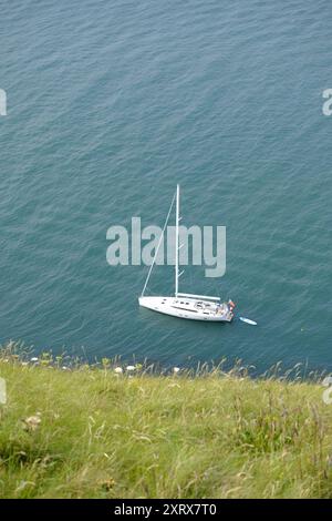 Eine Segelyacht vor der Küste auf der isle of wight. Stockfoto