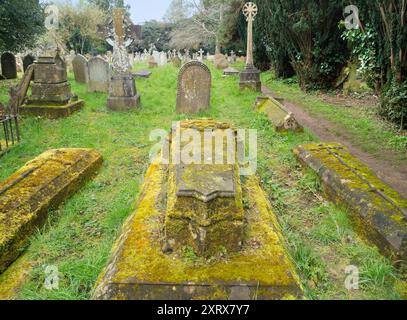 Der Holywell Cemetery befindet sich neben der St. Cross Church im Zentrum von Oxford. Es ist ziemlich gut versteckt; man konnte hunderte Male daran vorbeilaufen und nie den diskreten Eingang in der Long Wall Street sehen. Ich sollte wissen, genau das habe ich getan! Aber als ich es entdeckte und reinging, fand ich einen Ort der Schönheit und Ruhe im Herzen des geschäftigen Oxford. Stockfoto