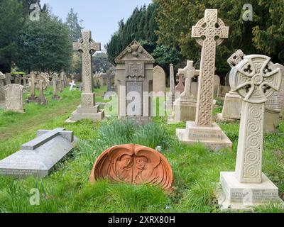 Der Holywell Cemetery befindet sich neben der St. Cross Church im Zentrum von Oxford. Es ist ziemlich gut versteckt; man konnte hunderte Male daran vorbeilaufen und nie den diskreten Eingang in der Long Wall Street sehen. Ich sollte wissen, genau das habe ich getan! Aber als ich es entdeckte und reinging, fand ich einen Ort der Schönheit und Ruhe im Herzen des geschäftigen Oxford. Stockfoto