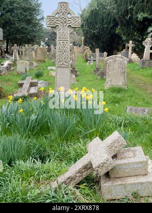 Der Holywell Cemetery befindet sich neben der St. Cross Church im Zentrum von Oxford. Es ist ziemlich gut versteckt; man konnte hunderte Male daran vorbeilaufen und nie den diskreten Eingang in der Long Wall Street sehen. Ich sollte wissen, genau das habe ich getan! Aber als ich es entdeckte und reinging, fand ich einen Ort der Schönheit und Ruhe im Herzen des geschäftigen Oxford. Stockfoto