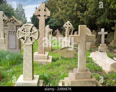 Der Holywell Cemetery befindet sich neben der St. Cross Church im Zentrum von Oxford. Es ist ziemlich gut versteckt; man konnte hunderte Male daran vorbeilaufen und nie den diskreten Eingang in der Long Wall Street sehen. Ich sollte wissen, genau das habe ich getan! Aber als ich es entdeckte und reinging, fand ich einen Ort der Schönheit und Ruhe im Herzen des geschäftigen Oxford. Stockfoto