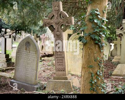 Der Holywell Cemetery befindet sich neben der St. Cross Church im Zentrum von Oxford. Es ist ziemlich gut versteckt; man konnte hunderte Male daran vorbeilaufen und nie den diskreten Eingang in der Long Wall Street sehen. Ich sollte wissen, genau das habe ich getan! Aber als ich es entdeckte und reinging, fand ich einen Ort der Schönheit und Ruhe im Herzen des geschäftigen Oxford. Stockfoto