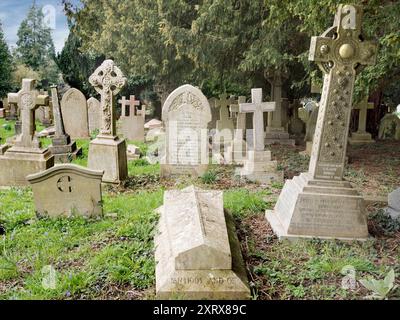 Der Holywell Cemetery befindet sich neben der St. Cross Church im Zentrum von Oxford. Es ist ziemlich gut versteckt; man konnte hunderte Male daran vorbeilaufen und nie den diskreten Eingang in der Long Wall Street sehen. Ich sollte wissen, genau das habe ich getan! Aber als ich es entdeckte und reinging, fand ich einen Ort der Schönheit und Ruhe im Herzen des geschäftigen Oxford. Stockfoto