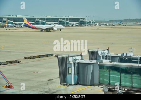 Flugzeuge auf dem Incheon International Airport in Incheon, in der Nähe von Seoul, Südkorea am 18. April 2024 Stockfoto