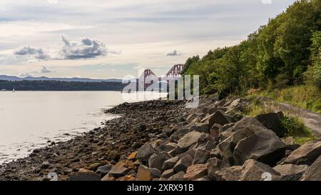 Der Fluss Forth und die Forth Bridge, von Inverkeithing Beach aus gesehen, Fife, Schottland, Großbritannien Stockfoto