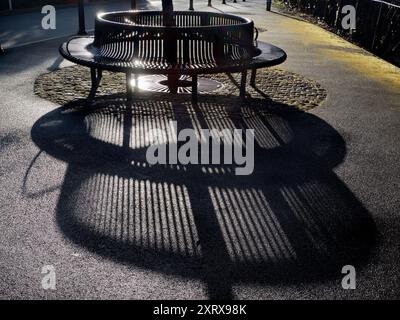 Mein Heimatdorf Radley hat das Glück, eine Hauptbahnstation zu haben, die ihn mit London, Oxford und den Midlands verbindet. Dieses Bild zeigt abstrakte Muster, die durch Reflexionen und Schatten einer runden Bank direkt außerhalb der Station entstanden sind. Stockfoto