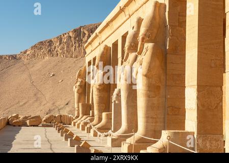 In Deir el-Bahari, Luxor, befindet sich Djeser-Djeseru, der Ort des Leichentempels der Hatschepsut. Die Statuen von Osiris, Wächter des Jenseits. Stockfoto