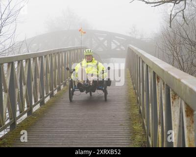 Ein landschaftlich reizvoller Teil der Themse, der in Kennington in den Hinksey Stream mündet. Dies ist Teil des Themsepfades und die Szene wird von zwei Brücken dominiert – einer verlassenen Eisenbahnbrücke, die viele Jahre ungenutzt war, in der Ferne; im Vordergrund eine Fußgängerbrücke über den Hinksey-Zufluss. Das Ergebnis ist eher abstrakt in der Komposition, besonders im Winternebel, mit einem liegenden Radfahrer, der die Fußgängerbrücke überquert. Stockfoto