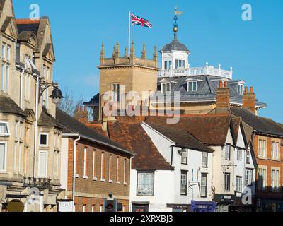 Meine Heimatstadt Abingdon behauptet, die älteste in England zu sein. Eines der ältesten und schönsten Gebäude, das County Hall – heute Abingdon Museum – wurde zwischen 1678 und 1682 von Christopher Kempster, einem protg von Sir Christopher Wren, erbaut. Das Gebäude beherbergte ursprünglich die Berkshire Assize Courts, die 200 Jahre lang Zeugen einiger der berüchtigtsten und wichtigsten Fälle des Countys waren. Wir sehen es hier (die mit der Kuppel und der Flagge) von Abingdons mittelalterlicher Steinbrücke über die Themse. Stockfoto