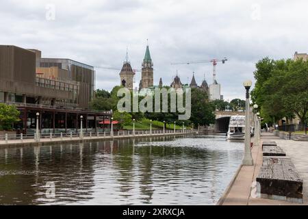 Ottawa, Kanada - 18. Juli 2024: Kanadisches Parlament und Rideau-Kanal, Stadtbild im Sommer Stockfoto