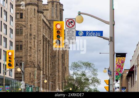 Ottawa, Kanada - 18. Juli 2024: Straßenschild der Rideau St. am Ampelmast in der Innenstadt. Stockfoto