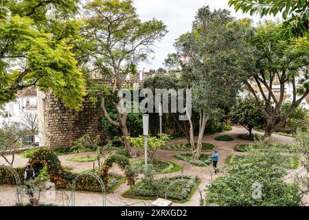 Garten des Schlosses Tavira in Portugal. Die Ruinen der Burg aus dem 11. Jahrhundert bieten einen atemberaubenden Blick auf die Stadt und den Park von den Festungsmauern. Stockfoto