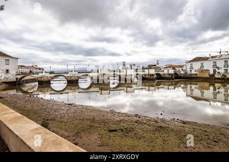 Römische Brücke in Tavira, Algarve, Portugal. Ponte Romana Brücke in Tavira in Portugal Stockfoto