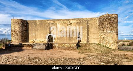 Blick auf das Schloss Castro Marim im Dorf Castro Marim in der Algarve Portugal. Stockfoto