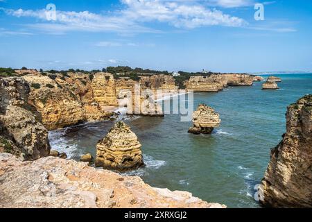 Praia da Marinha Beach zwischen Felseninseln und Klippen vom Seven Hanging Valleys Trail, Percurso dos Sete Vales Suspensos. Algarve, Portugal Stockfoto