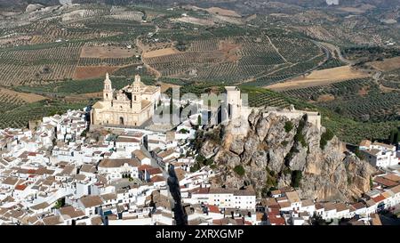 Luftaufnahme der Gemeinde Olvera in der Provinz Cadiz, Spanien. Stockfoto