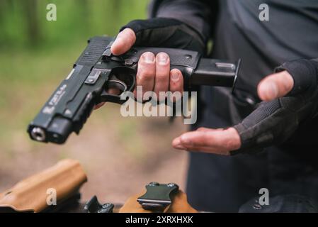 Kursleiter im Sport schießen ihre Waffen in der Natur zu testen Stockfoto