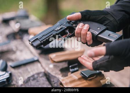 Kursleiter im Sport schießen ihre Waffen in der Natur zu testen Stockfoto