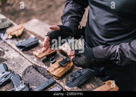 Kursleiter im Sport schießen ihre Waffen in der Natur zu testen Stockfoto