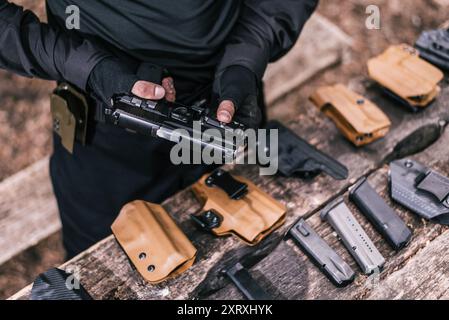 Kursleiter im Sport schießen ihre Waffen in der Natur zu testen Stockfoto