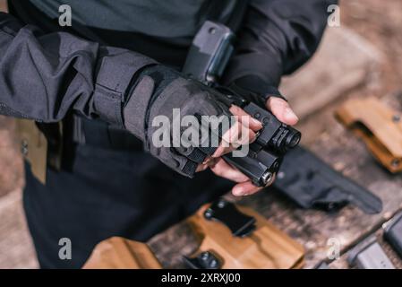 Kursleiter im Sport schießen ihre Waffen in der Natur zu testen Stockfoto