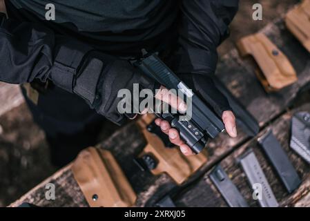 Kursleiter im Sport schießen ihre Waffen in der Natur zu testen Stockfoto