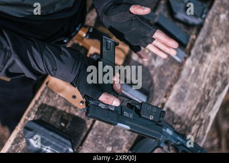 Kursleiter im Sport schießen ihre Waffen in der Natur zu testen Stockfoto
