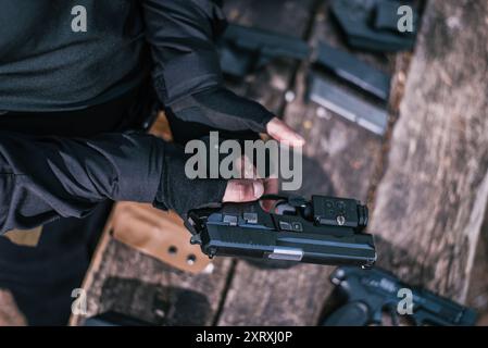 Kursleiter im Sport schießen ihre Waffen in der Natur zu testen Stockfoto