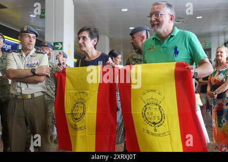 Santiago del Monte, Spanien, 12. August 2024: Eltern von Carlos Arevalo warten auf die Ankunft ihres Sohnes während der Ankunft des spanischen Olympiateams am 12. August 2024 auf dem Flughafen Asturias in Santiago del Monte, Spanien. Quelle: Alberto Brevers / Alamy Live News. Stockfoto