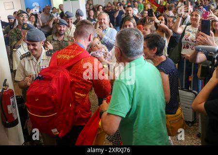 Santiago del Monte, Spanien, 12. August 2024: Kanufahrer Carlos Arevalo begrüßt seine Tochter bei der Ankunft des spanischen Olympiateams am 12. August 2024 am Flughafen Asturias in Santiago del Monte. Quelle: Alberto Brevers / Alamy Live News. Stockfoto