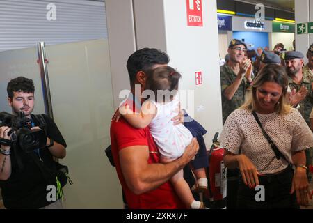 Santiago del Monte, Spanien, 12. August 2024: Kanufahrer Rodrigo Germade mit seiner Tochter bei der Ankunft des spanischen Olympiateams am 12. August 2024 auf dem Flughafen Asturias in Santiago del Monte, Spanien. Quelle: Alberto Brevers / Alamy Live News. Stockfoto