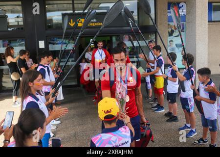 Santiago del Monte, Spanien, 12. August 2024: Kanufahrer werden von den Jungen und Mädchen der Sociedad Deportiva Gozón bei der Ankunft des spanischen Olympiateams in Spanien am 12. August 2024 auf dem Flughafen Asturien in Santiago del Monte, Spanien, bejubelt. Quelle: Alberto Brevers / Alamy Live News. Stockfoto