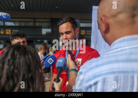 Santiago del Monte, Spanien, 12. August 2024: Kanufahrer Rodrigo Germade spricht bei der Ankunft des spanischen Olympiateams am 12. August 2024 am Flughafen Asturias in Santiago del Monte an die Medien. Quelle: Alberto Brevers / Alamy Live News. Stockfoto