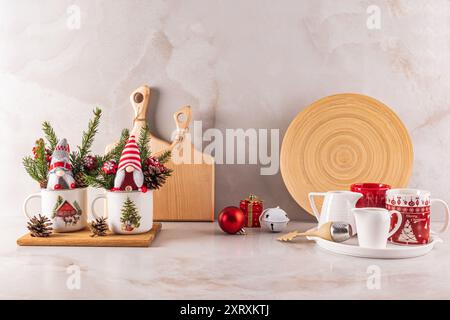 Schöner Neujahrs- und Weihnachtsküchenhintergrund mit Weihnachtsdekorationen und Küchenutensilien auf einer Marmorarbeitsfläche in einem modernen Interieur. Stockfoto