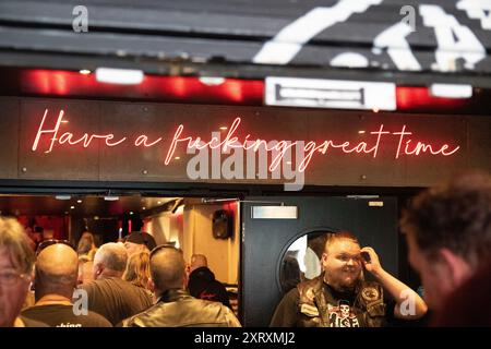 Nottingham, UK, 12. August 2024 Lemmy of Motorhead's Asche kam mit Motorbike Escort vom Bloodstock Festival nach Rock City, wo sie bis Ende 2024 zu sehen sein werden. Credit: Mark Rose/Alamy Live News Stockfoto