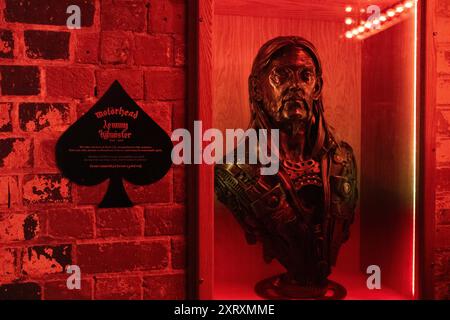 Nottingham, UK, 12. August 2024 Lemmy of Motorhead's Asche kam mit Motorbike Escort vom Bloodstock Festival nach Rock City, wo sie bis Ende 2024 zu sehen sein werden. Credit: Mark Rose/Alamy Live News Stockfoto