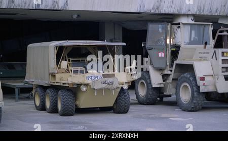 Erster Golfkrieg: 6. März 1991 Ein Supacat ATMP und ein schwerer Gabelstapler, die Royal Air Force unterstützende Fahrzeuge parkten am Kuwait International Airport. Stockfoto