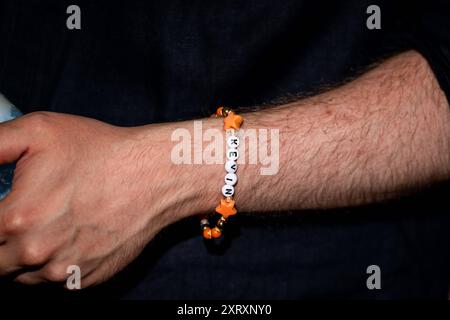 LANDTAGSWAHLKAMPF SPD THÜRINGEN 12/08/2024 - Erfurt: Der Generalsekretär der SPD, Kevin Kühnert, trägt ein Armband mit der Aufschrift Kevin. Landtagswahlkampf der Thüringer SPD am 12. August 2024 auf dem Wenigemarkt in Erfurt. /                     *** LANDTAGSWAHLKAMPF SPD THÜRINGEN 12 08 2024 Erfurt der SPD-Generalsekretär Kevin Kühnert trägt am 12. August 2024 im Wenigemarkt in Erfurt ein Armband mit der Inschrift Kevin Landtagswahlkampf der Thüringer SPD Stockfoto