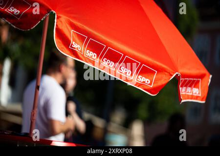 LANDTAGSWAHLKAMPF SPD THÜRINGEN 12/08/2024 - Erfurt: Ein Sonnenschirm mit SPD-Logo. Landtagswahlkampf der Thüringer SPD am 12. August 2024 auf dem Wenigemarkt in Erfurt. /                     *** LANDTAGSWAHLKAMPF SPD THÜRINGEN 12 08 2024 Erfurt Ein Schirm mit SPD-Logo Landtagswahlkampf der Thüringer SPD am 12. August 2024 im Wenigemarkt in Erfurt Stockfoto