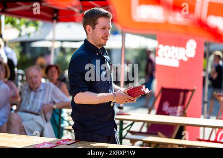 LANDTAGSWAHLKAMPF SPD THÜRINGEN 12/08/2024 - Erfurt: Der Generalsekretär der SPD, Kevin Kühnert, verteilt vor Veranstaltungsbeginn Flyer. Landtagswahlkampf der Thüringer SPD am 12. August 2024 auf dem Wenigemarkt in Erfurt. /                     *** LANDTAGSWAHLKAMPF SPD THÜRINGEN 12 08 2024 Erfurt der SPD-Generalsekretär Kevin Kühnert verteilt vor Beginn der Veranstaltung Flugblätter für den Landtagswahlkampf der Thüringer SPD am 12. August 2024 im Wenigemarkt in Erfurt Stockfoto