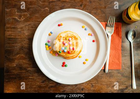 Pfannkuchen mit Schokoladenlinsen und Honig von oben nach unten Stockfoto