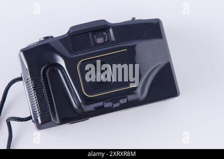 Alte Filmkamera auf weißem Hintergrund. Retro-Technologie Stockfoto