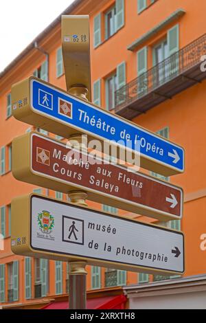 Nizza, Frankreich - 31. Januar 2018: Richtungspfeile Touristeninformation Sehenswürdigkeiten Theaterplatz und Museum für Fotografie im Stadtzentrum. Stockfoto